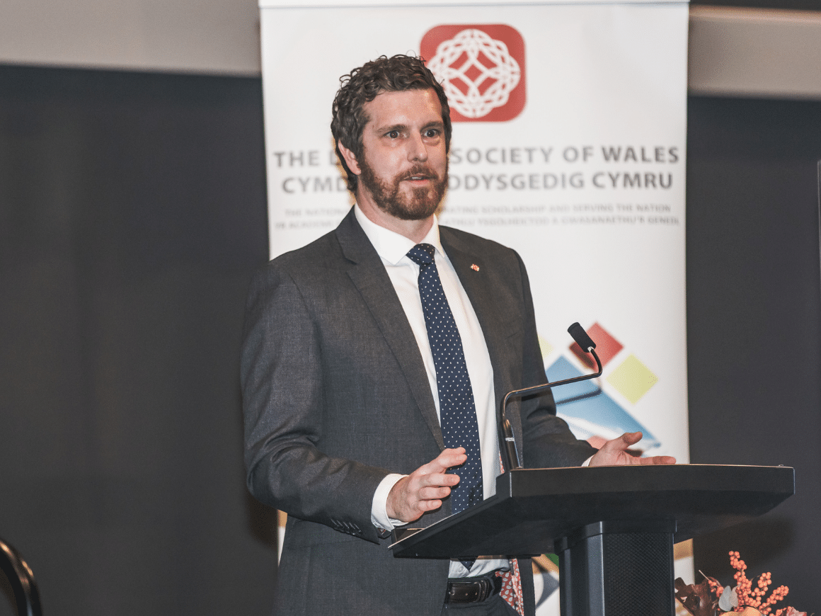 Professor Tom Crick delivering his acceptance speech after being awarded the Hugh Owen Medal 2023.