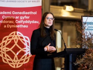 Dr Alix Beeston at a lectern giving an acceptance speech after receiving the Dillwyn medal.