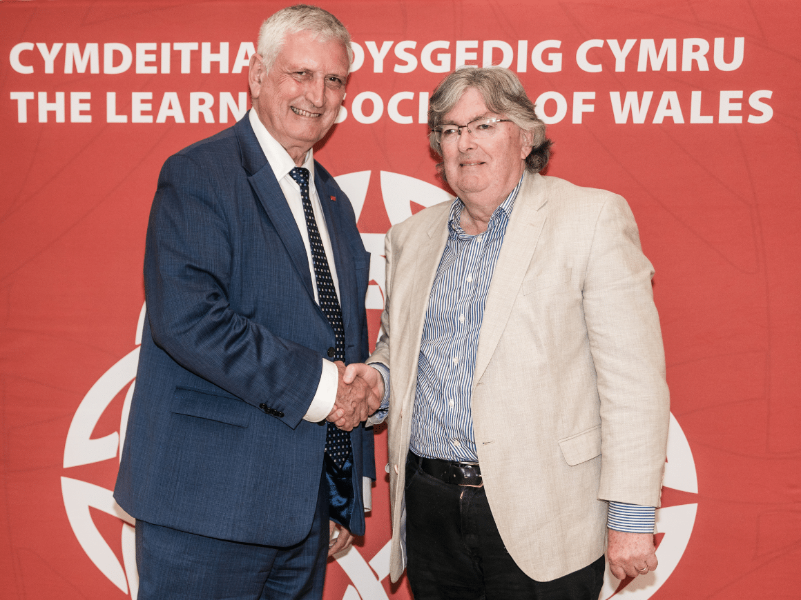 Professor Hywel Thomas shaking hands with Dr Aled Eirug.