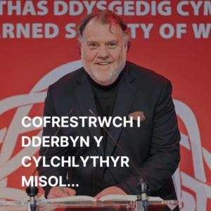 Sir Bryn Terfel signing the Society's roll of Fellows.